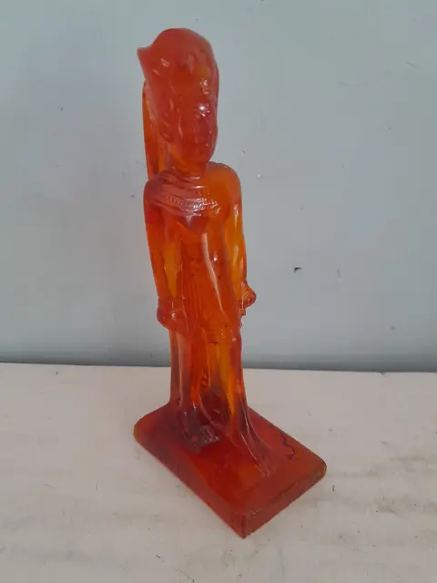 beeld van Egyptische figuur- amber kleur - gemaakt van  hars