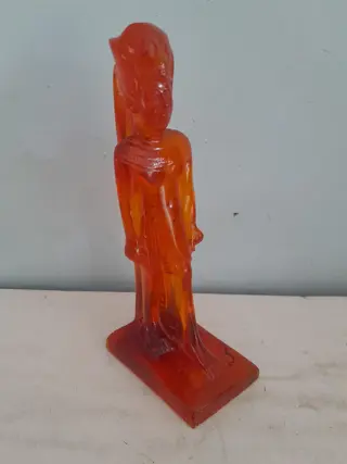beeld van Egyptische figuur- amber kleur - gemaakt van  hars
