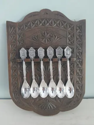 vintage handgesneden rek met 6 verzilverde theelepels - souvenir Nederland provincies
