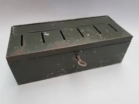 vintage metal thrifty box - collectors box