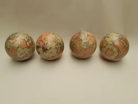 4 kleine globes - wereldbol - ø 8.3cm - set van 4