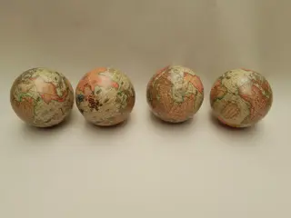 4 kleine globes - wereldbol - ø 8.3cm - set van 4