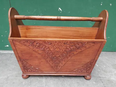 Vintage Indonesische houten krantenbak met houtsnijwerk 1950s Indonesisch houtsnijwerk krantenrek