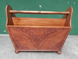 Vintage Indonesische houten krantenbak met houtsnijwerk 1950s Indonesisch houtsnijwerk krantenrek