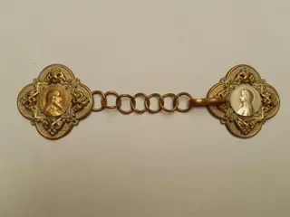 Vintage antieke mantel capeketting Jezus Maria sluiting - goudkleurig geperst metaal met ronde schakelketting - jaren 1900
