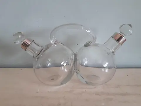 Antieke olie en azijn fles met zilveren hals