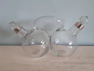 Antieke olie en azijn fles met zilveren hals