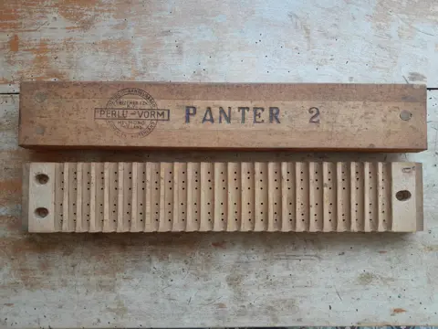 Vintage Panter 2 houten sigarenmal Perlu Vorm - L. Bezemer - antiek Nederlands