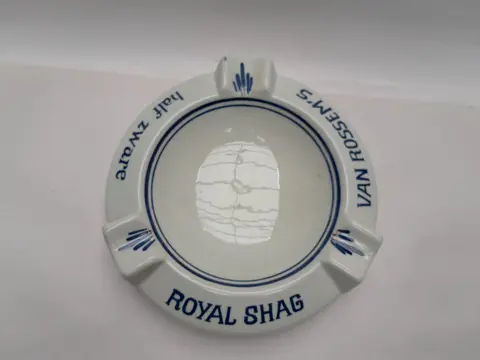 reclame asbak Delfts aardewerk - Van Rossem's half zware Shag