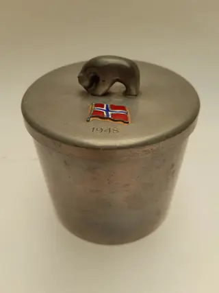 Tinnen dekseldoos met ijsbeer knop - 1948 - Noorwegen