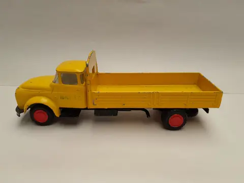 Lion Car DAF Torpedo truck flat bed - yellow 1:50