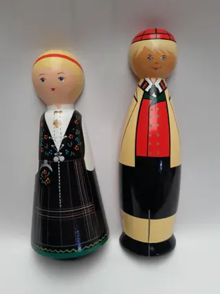 Vintage Noorse houten poppen - volkskunstbeeldjes - Grossman - set van 2