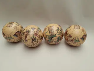 4 kleine globes - hemelbol met afbeeldingen van sterrenbeelden en mythologische figuren  - ø 8.3cm - set van 4 - wereldbol