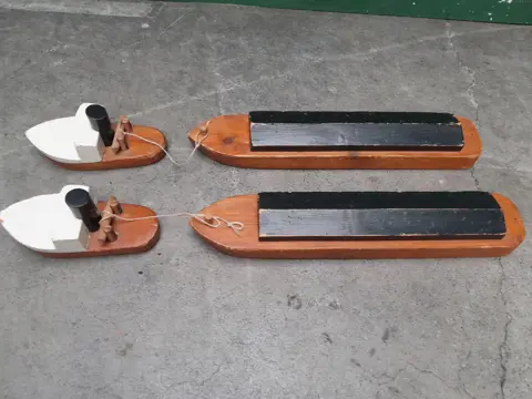 set van 2 houten speelgoed sleepboten met bak - handgemaakt - jaren 50 - boot - schip