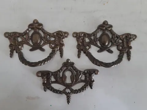 Vintage messing dressoir of ladekast - antiek messing meubelgreep - messing handgreep - slotplaat - set van 3