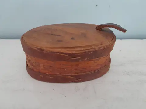 Scandinavian small wooden tine box