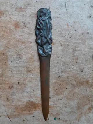 antieke bronzen briefopener met afbeelding van Romeinse God Mercurius