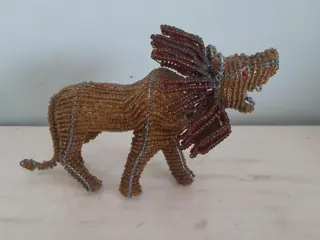 Vintage Afrikaanse kralendraad dierensculptuur - mannetjes leeuw - bruin