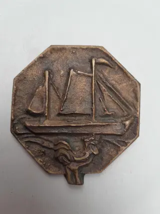 Bronzen penning met zeilschip en haan