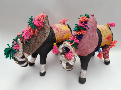 Vintage sculptuur van een geborduurde stier van textiel - boho Indiaas buffel - set van 2