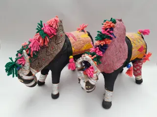 Vintage sculptuur van een geborduurde stier van textiel - boho Indiaas buffel - set van 2