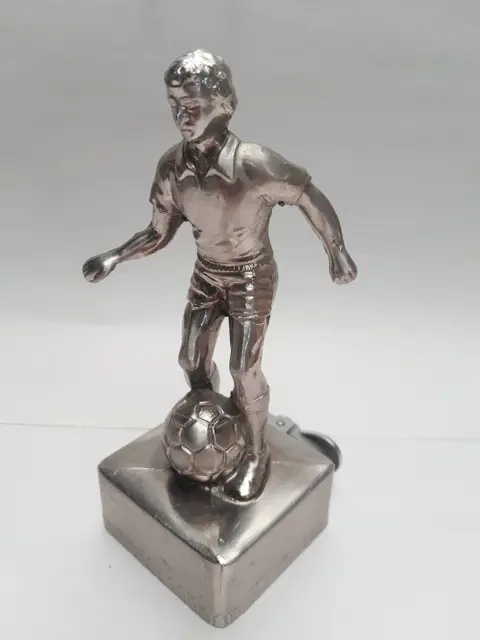 vintage voetballer beeld met aansteker - 70s