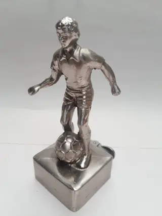 vintage voetballer beeld met aansteker - 70s