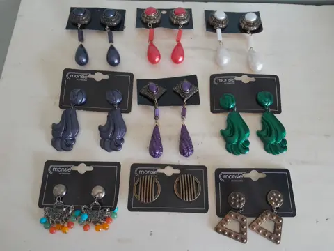 vintage oorbellen 80s 90s plastic hangers - set van 9