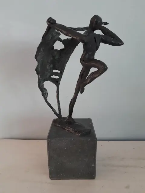 bronzen beeld Klaas van den Berg figuur met doek