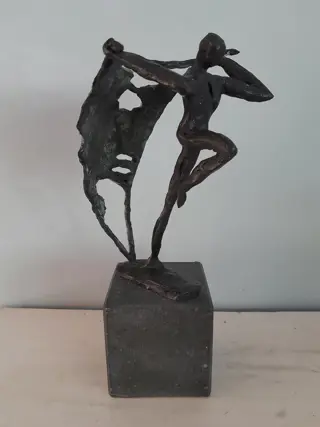 bronzen beeld Klaas van den Berg figuur met doek