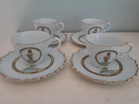 Manneken Pis - vintage kop en schotels - souvenir Brussel - Belgie - keramiek - set van 4