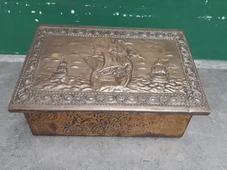 Vintage metalen kist met messing bekleed. VOC schip driemaster - Nederlandse opbergdoos