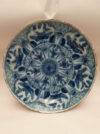 antiek Delfts Blauw bord - De Metaale Pot - Cornelis Koppens (1724-1757)