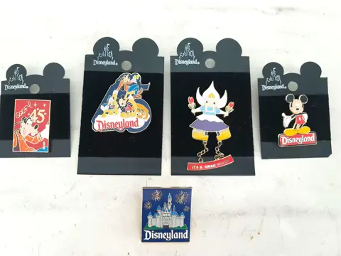 set van 5 Disneyland pins - 45 jaar - Goofey - small world