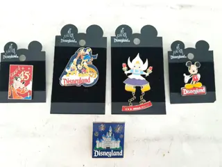 set van 5 Disneyland pins - 45 jaar - Goofey - small world