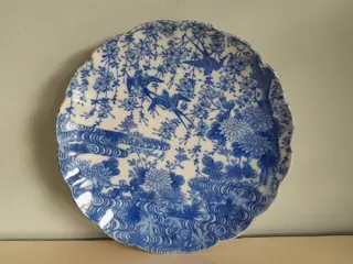 Blauw en wit Japans Imari bord met vogel decoratie