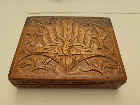 Antieke houten doos, Indonesië Art Deco gesneden hardhouten doos, kleine vintage trinket doos,  Javaanse gesneden hout