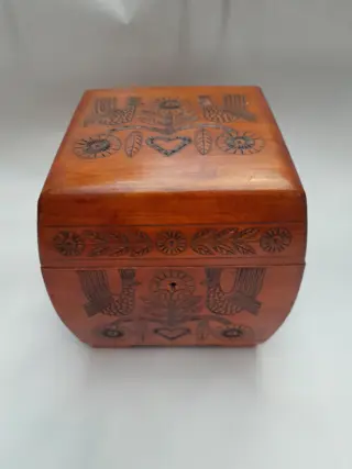 Decoratief houten kistje met bloemen en vogels