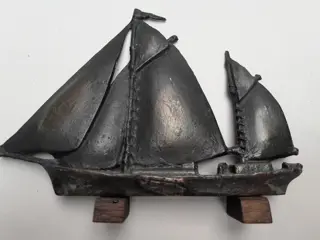 tinnen beeldje van platbodem zeilboot - miniatuur