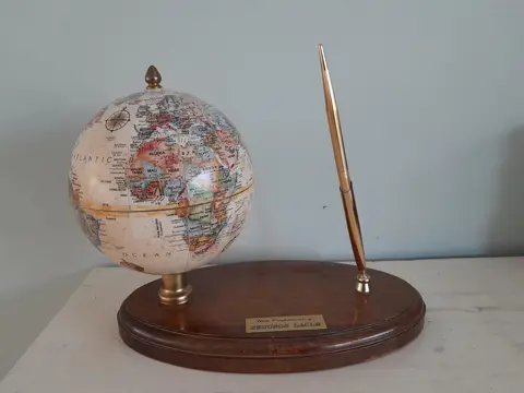 vintage Replogle World Classic Series Globe Desktop with Pen Holder & Pen Genuine Hardwood Base