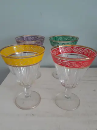 set van 4 vintage Italiaanse wijnglazen met gekleurde decoratie