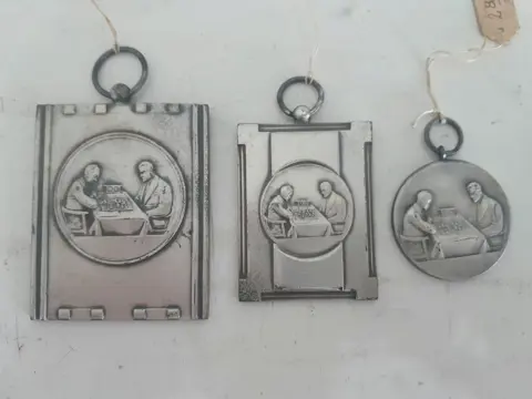 vintage schaak medailles - New old stock - 1950s 1960s - set van 3 - schaakmedaille
