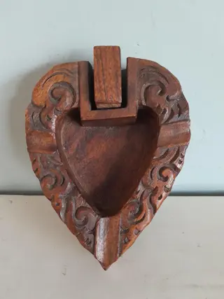 vintage houten hart asbak met luciferhouder