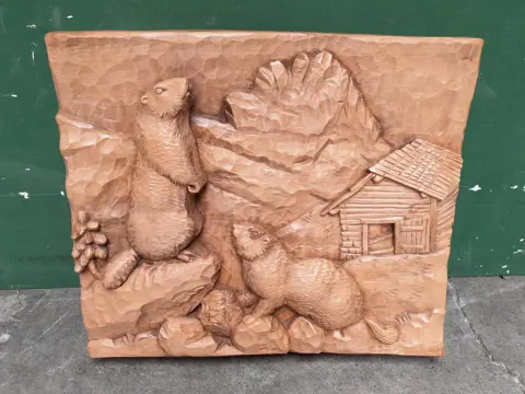 houtsnijwerk marmotten - Troier Hutte Italie - Edelweiss - berghut Dolomieten