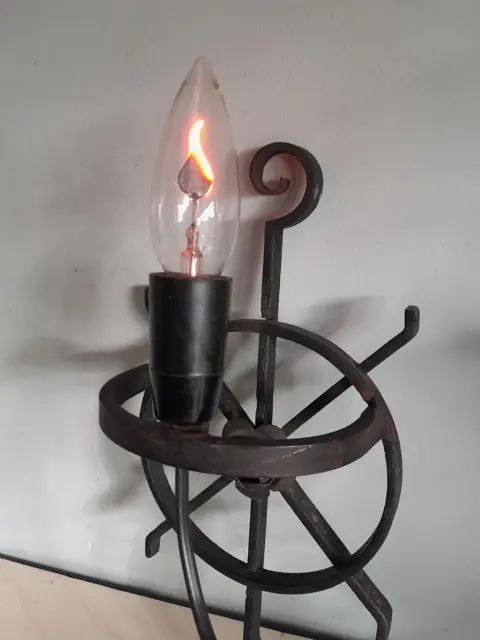 Ijzeren wandlamp - handgesmeed