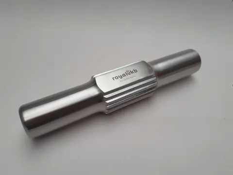 Knoflookmaler Ineke Hans voor Koninklijke VKB - Nederlands ontwerp - knoflookbreker aluminium