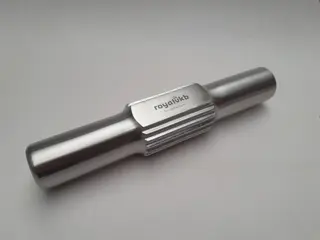 Knoflookmaler Ineke Hans voor Koninklijke VKB - Nederlands ontwerp - knoflookbreker aluminium