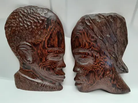 Vintage Afrikaans houtsnijwerk - hoofden man en vrouw - set van 2