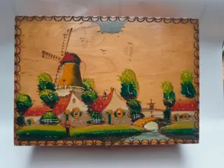 Vintage houten kistje met Nederlands landschap met molen