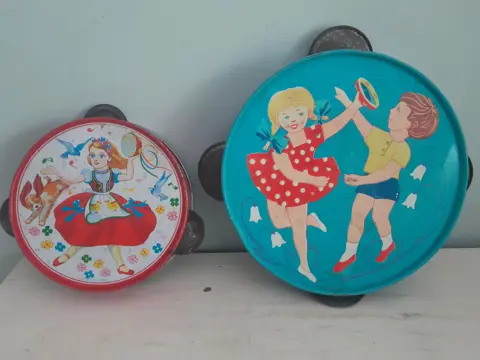 Set van 2 vintage tamboerijnen - Japan - Roemenië - 60s speelgoed